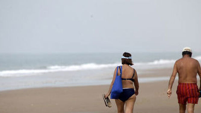 Una pareja pasea por la playa. / DIARIO DE SEVILLA