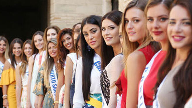 Las candidatas del concurso Miss World Cádiz 2017 posan ayer juntas tras la visita a El Alcázar. / VANESA LOBO