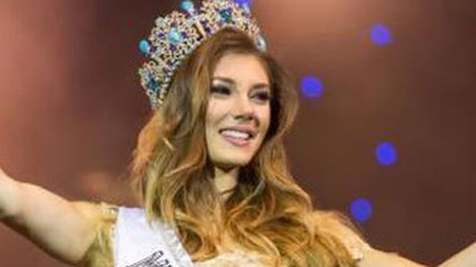 Eli Tulián alzándose con el título que la llevará al certamen de Miss World. / AGENCIAS